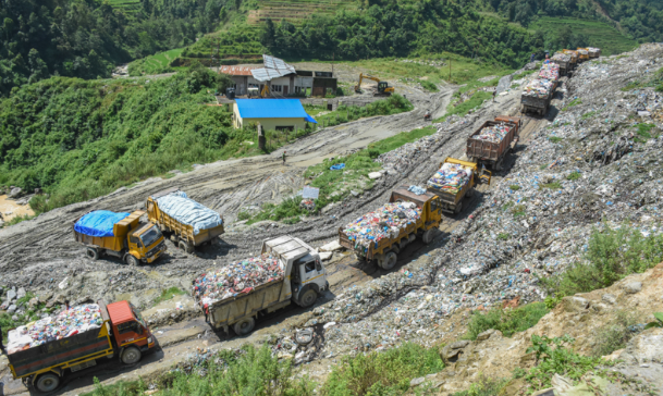 माछापोखरीमा सडक व्यापारी हटाएको भन्दै नुवाकोटवासीले रोके महानगरको फोहोर बोक्ने गाडी