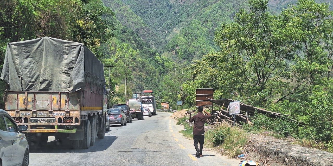 ट्रक पल्टिँदा अवरुद्ध नारायणगढ–मुग्लिन सडक एकतर्फी खुला 