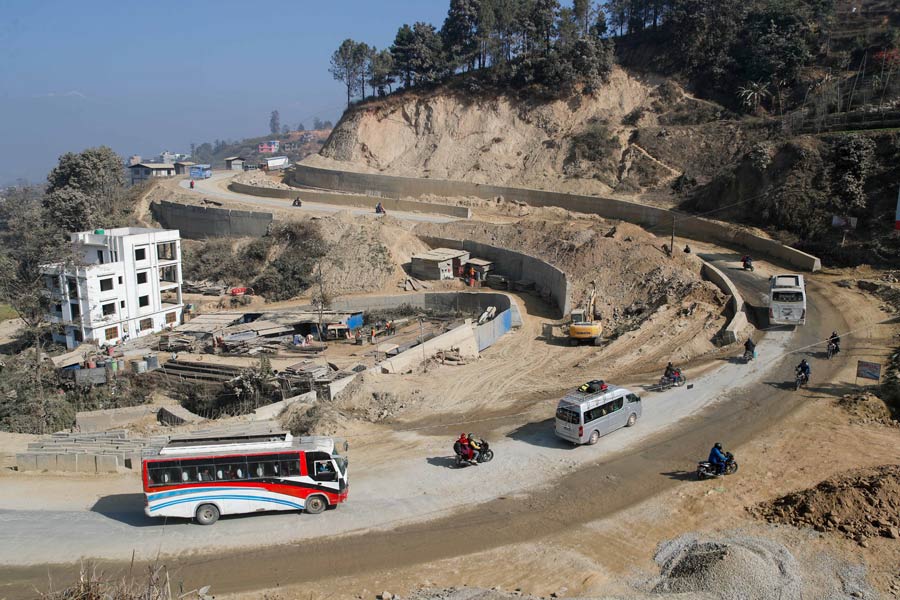 वर्षाले सूर्यविनायक–साँगा सडकमा एकतर्फी सवारी सञ्चालन