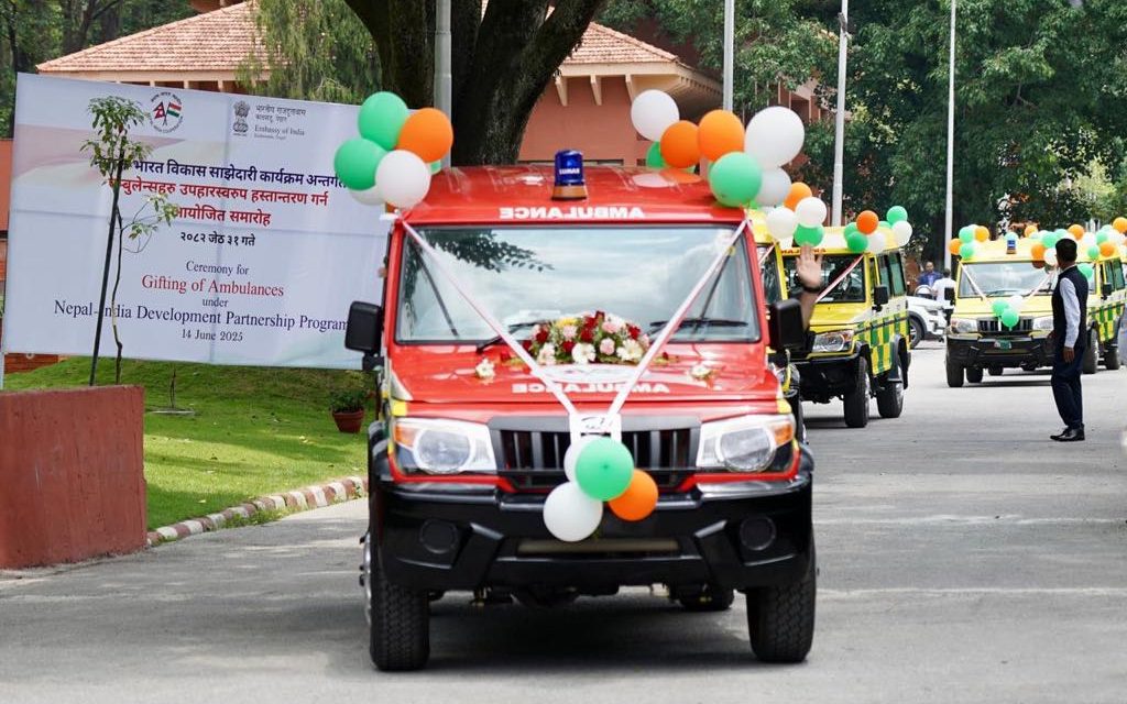 भारत सरकारद्वारा नेपालका विभिन्न जिल्लामा ४० वटा एम्बुलेन्स उपहारस्वरुप प्रदान