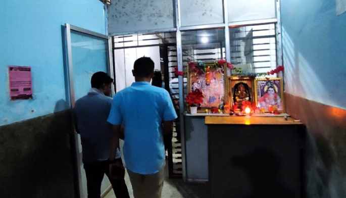 चिकित्सकले ‘मोबाइलको लाइट’ बालेर ‘आइसीयू’ र ‘सिसीयू’ कक्षका बिरामी जोगाए