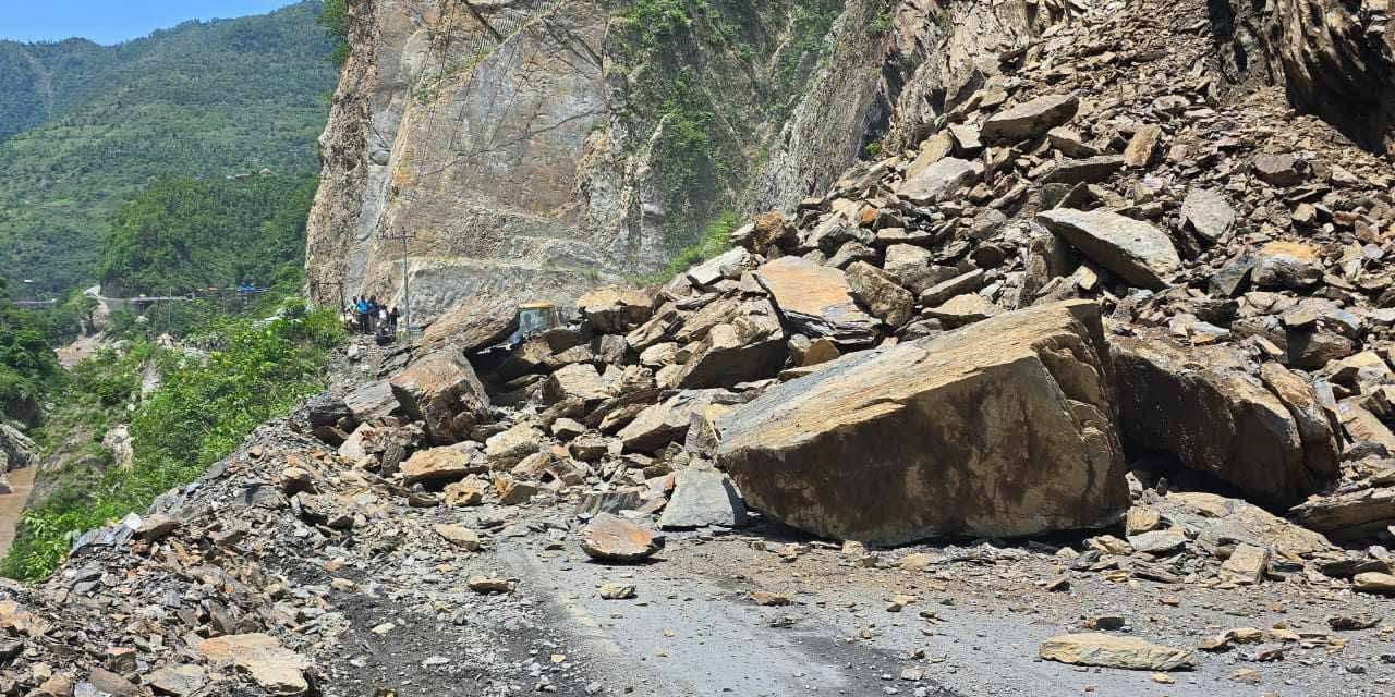 पहिरोले अरनिको राजमार्ग बन्द