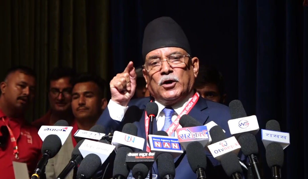 राजावादी छाडा हुँदैछन्, इटको जवाफ पत्थरले दिइन्छ : प्रचण्ड