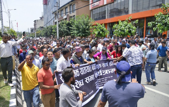‘राइड सेयरिङ’ को विरोधमा माइतीघर–बानेश्वरमा यातायात व्यवसायीको प्रदर्शन