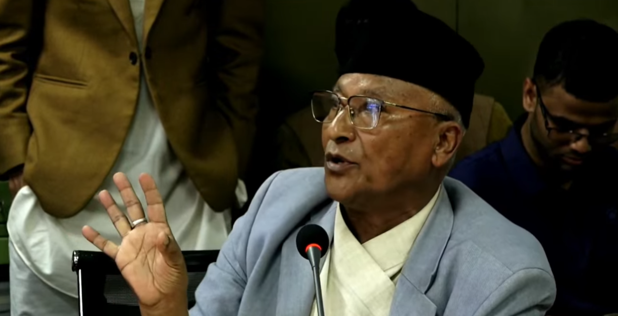 रामहरिलाई कृष्णगोपालले भने : सभापतिका रुपमा तपाईंलाई कुर्सीमा बस्ने अधिकार छैन